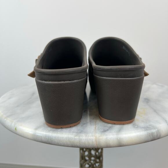 CROCS Women's Sarah Suede Buckle Slip On Brown Rubber Mules Heeled Clogs (Sz 10) - Picture 5 of 10